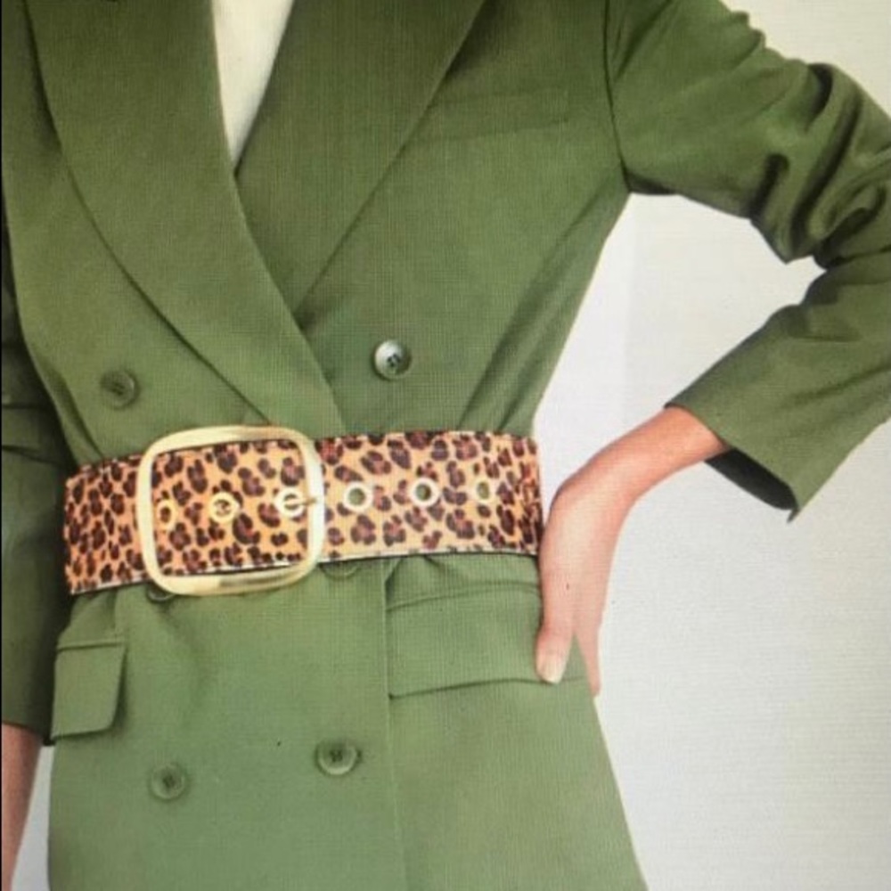 Medium size leopard waist belt.